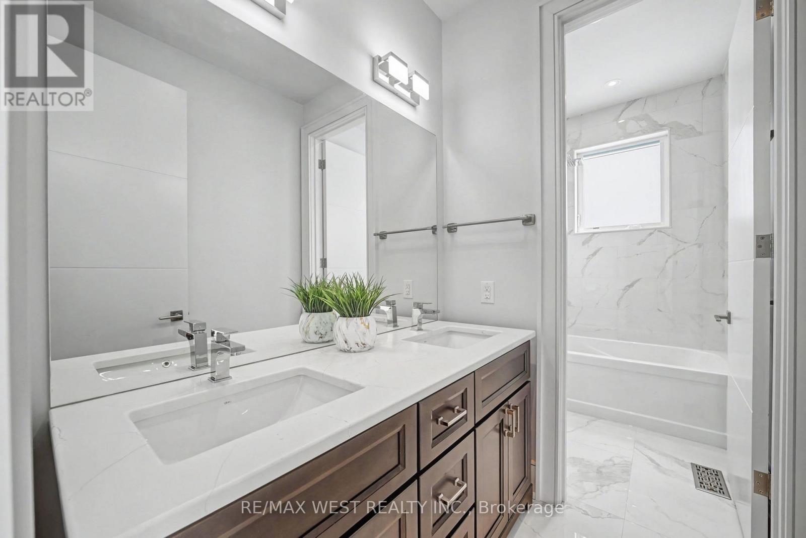 2267 Fifth Line W, Mississauga, Ontario  L5K 1V7 - Photo 18 - W12750814