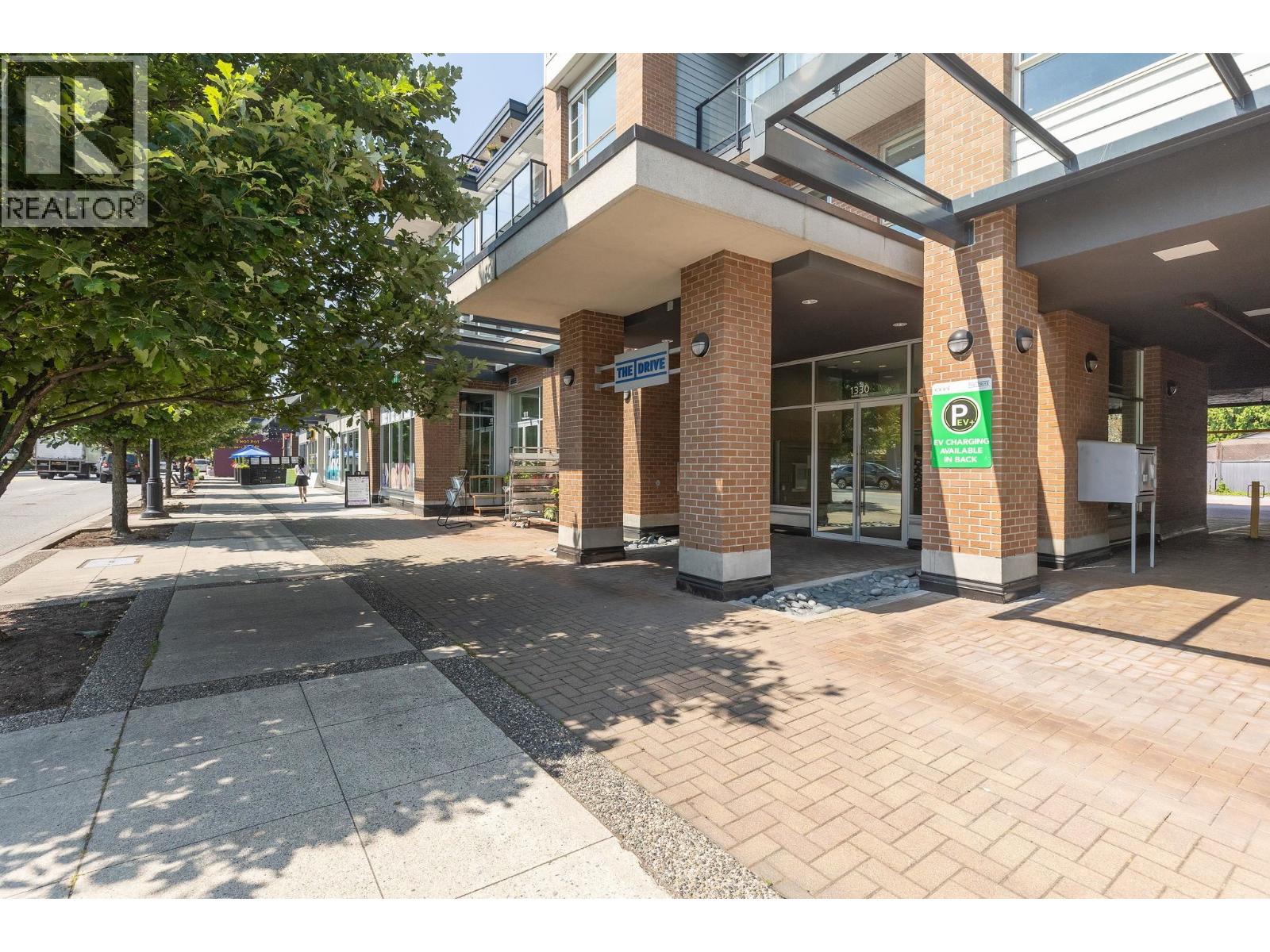 403 1330 Marine Drive, North Vancouver, British Columbia  V7P 1T4 - Photo 3 - R3084660