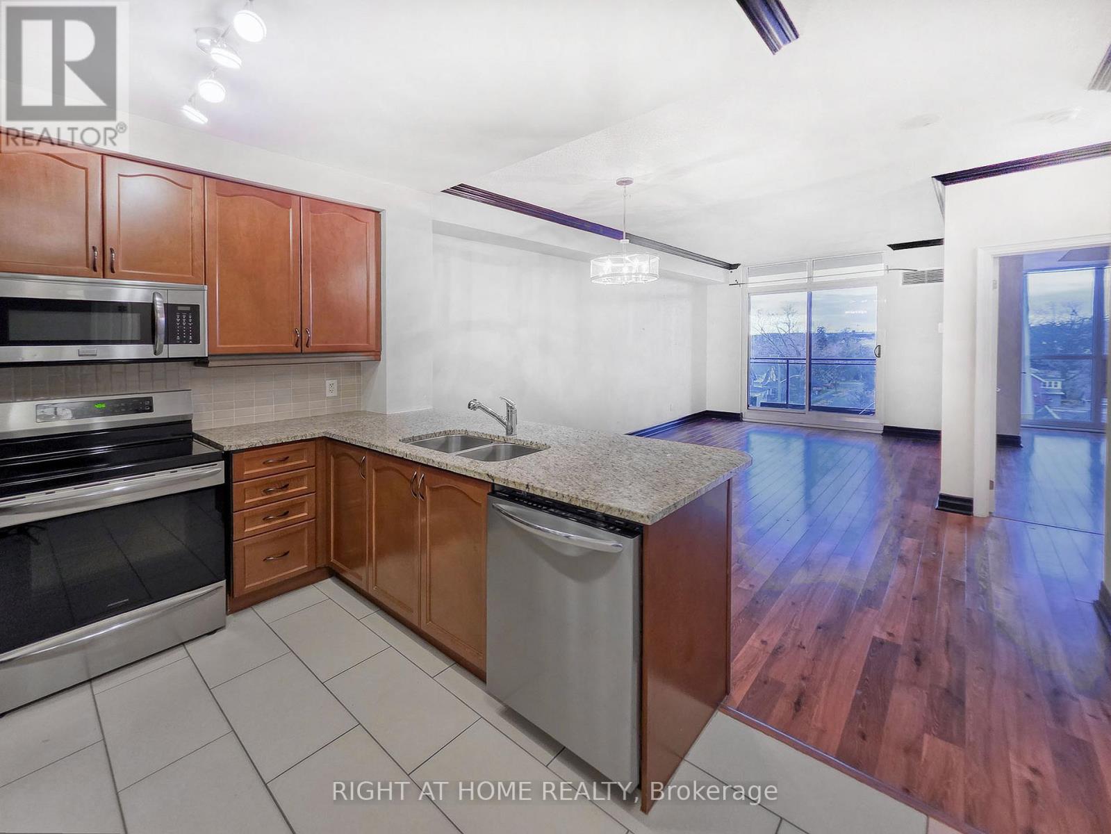 508 - 100 John Street, Brampton, Ontario  L6W 0A8 - Photo 4 - W12546720