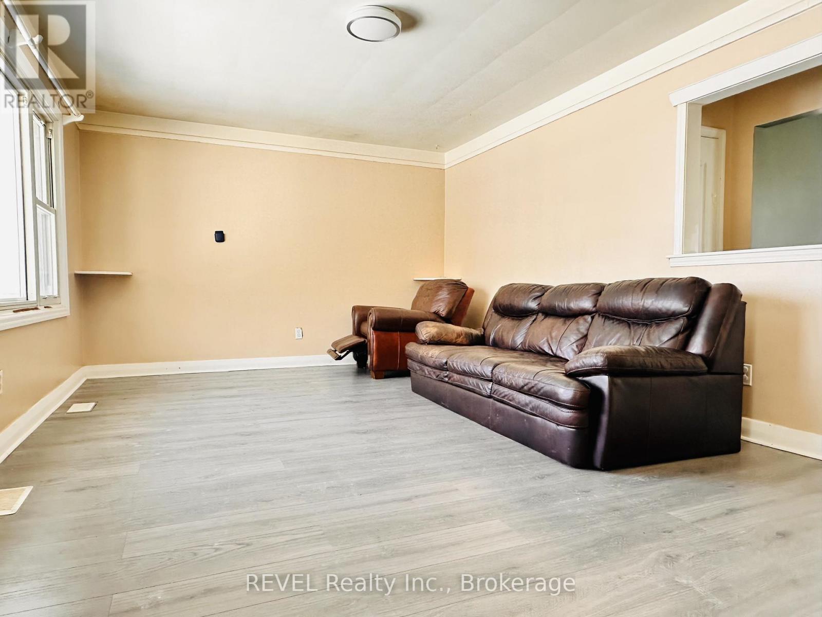 Upper - 7182 Adams Avenue, Niagara Falls (Arad/fallsview), Ontario  L2G 5H1 - Photo 4 - X12750898