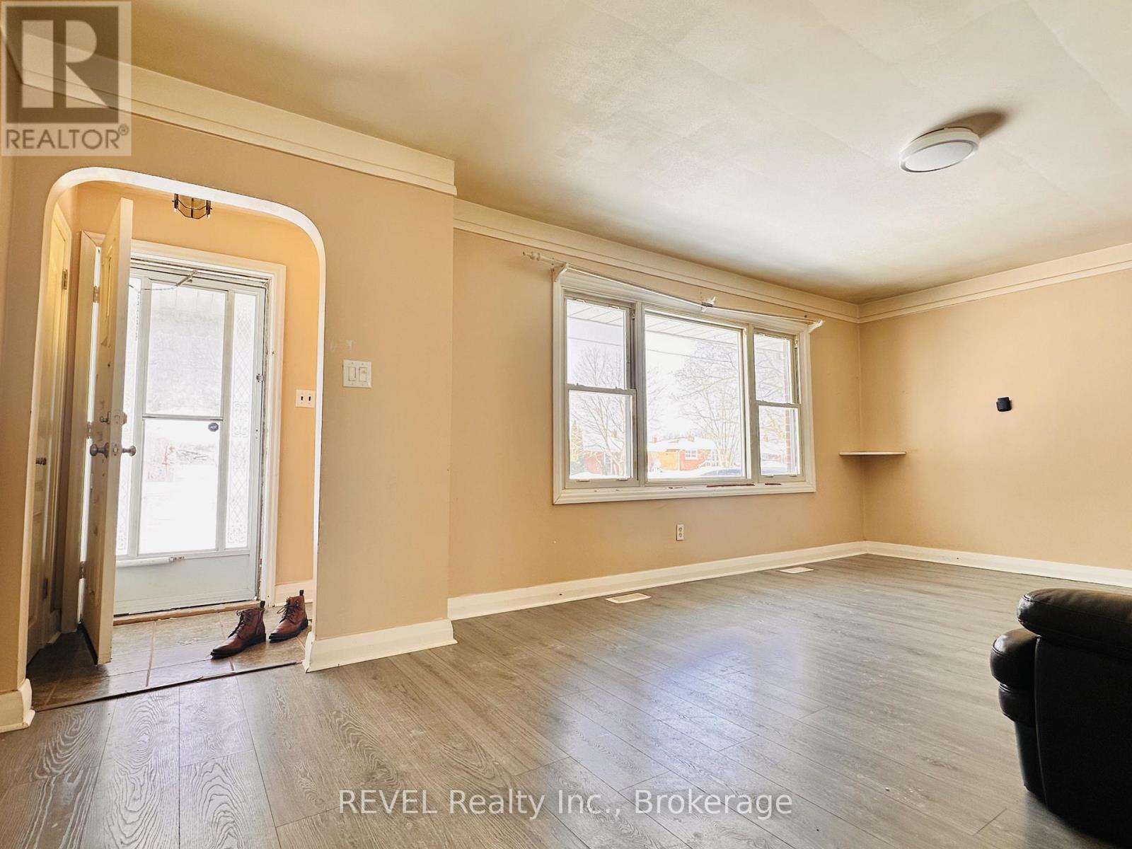 Upper - 7182 Adams Avenue, Niagara Falls (Arad/fallsview), Ontario  L2G 5H1 - Photo 5 - X12750898