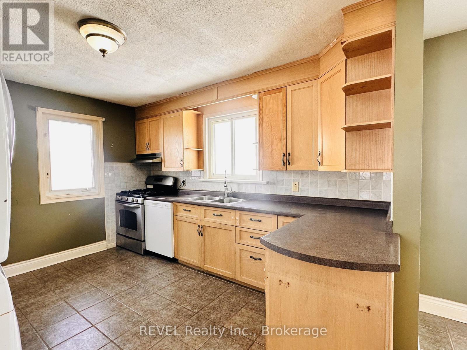 Upper - 7182 Adams Avenue, Niagara Falls (Arad/fallsview), Ontario  L2G 5H1 - Photo 7 - X12750898