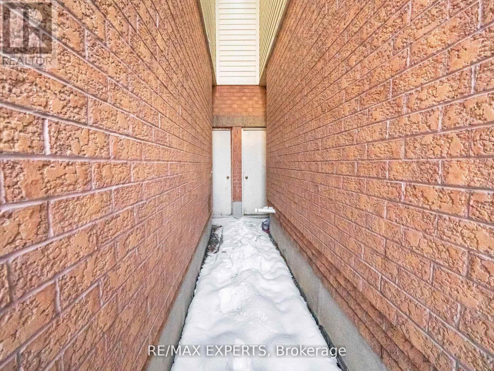 70 Twin Pines Crescent, Brampton, Ontario  L7A 1M8 - Photo 5 - W12750848