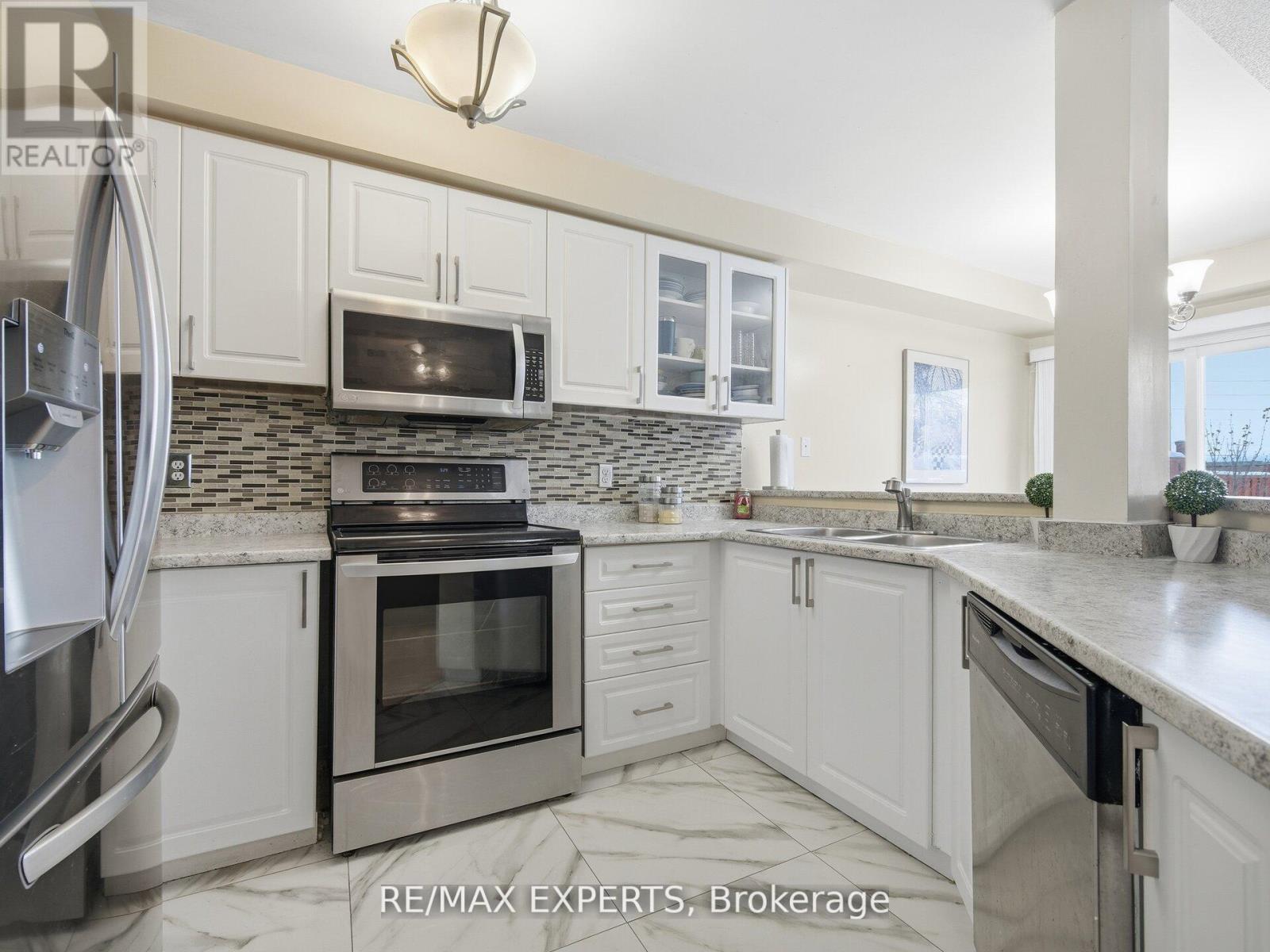 70 Twin Pines Crescent, Brampton, Ontario  L7A 1M8 - Photo 9 - W12750848