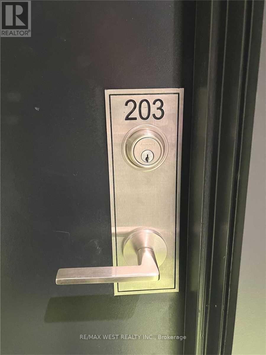 203 - 1808 St. Clair Avenue W, Toronto, Ontario  M6N 0C1 - Photo 2 - W12750858