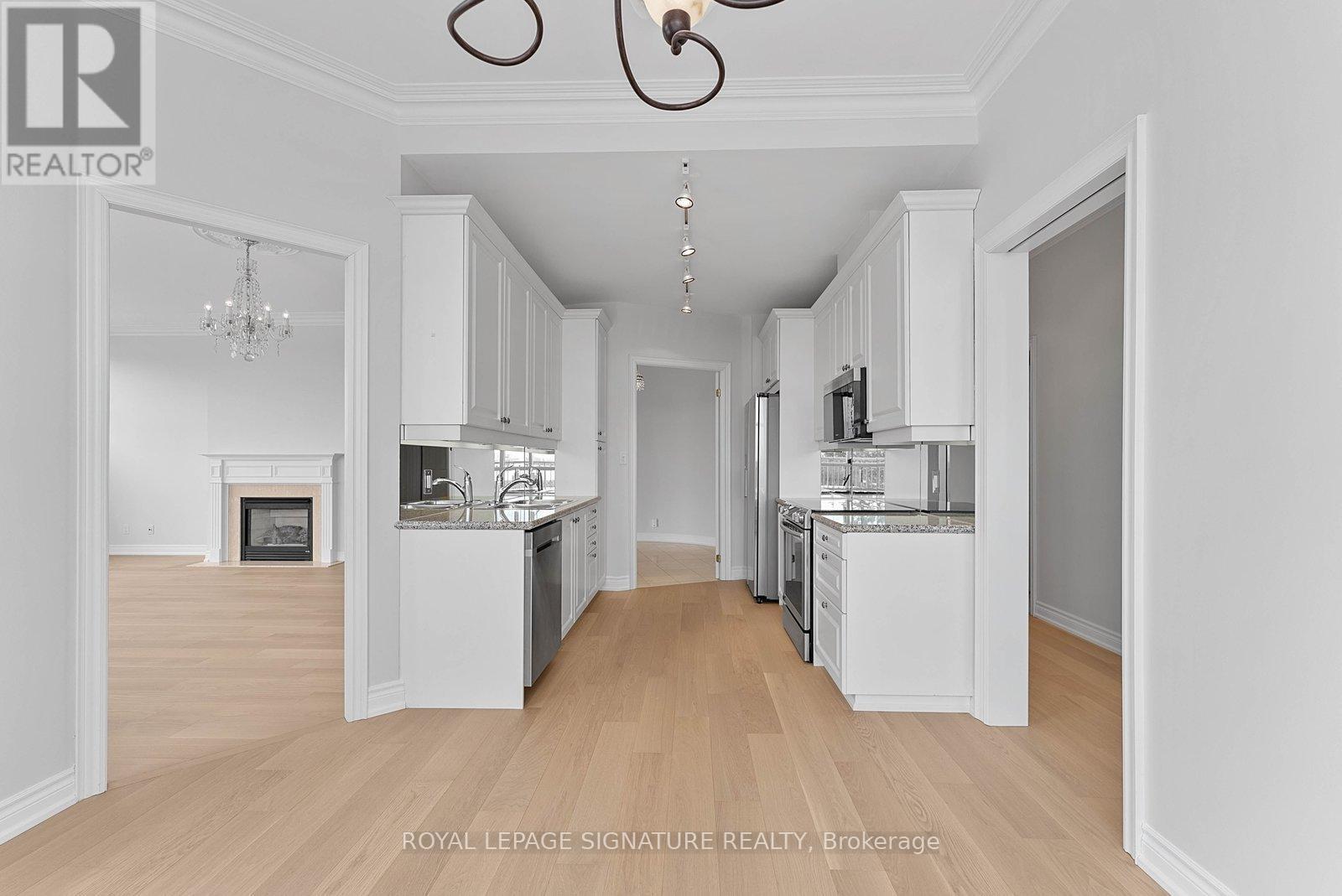 611 - 3085 Bloor Street W, Toronto, Ontario  M8X 1C9 - Photo 2 - W12750944