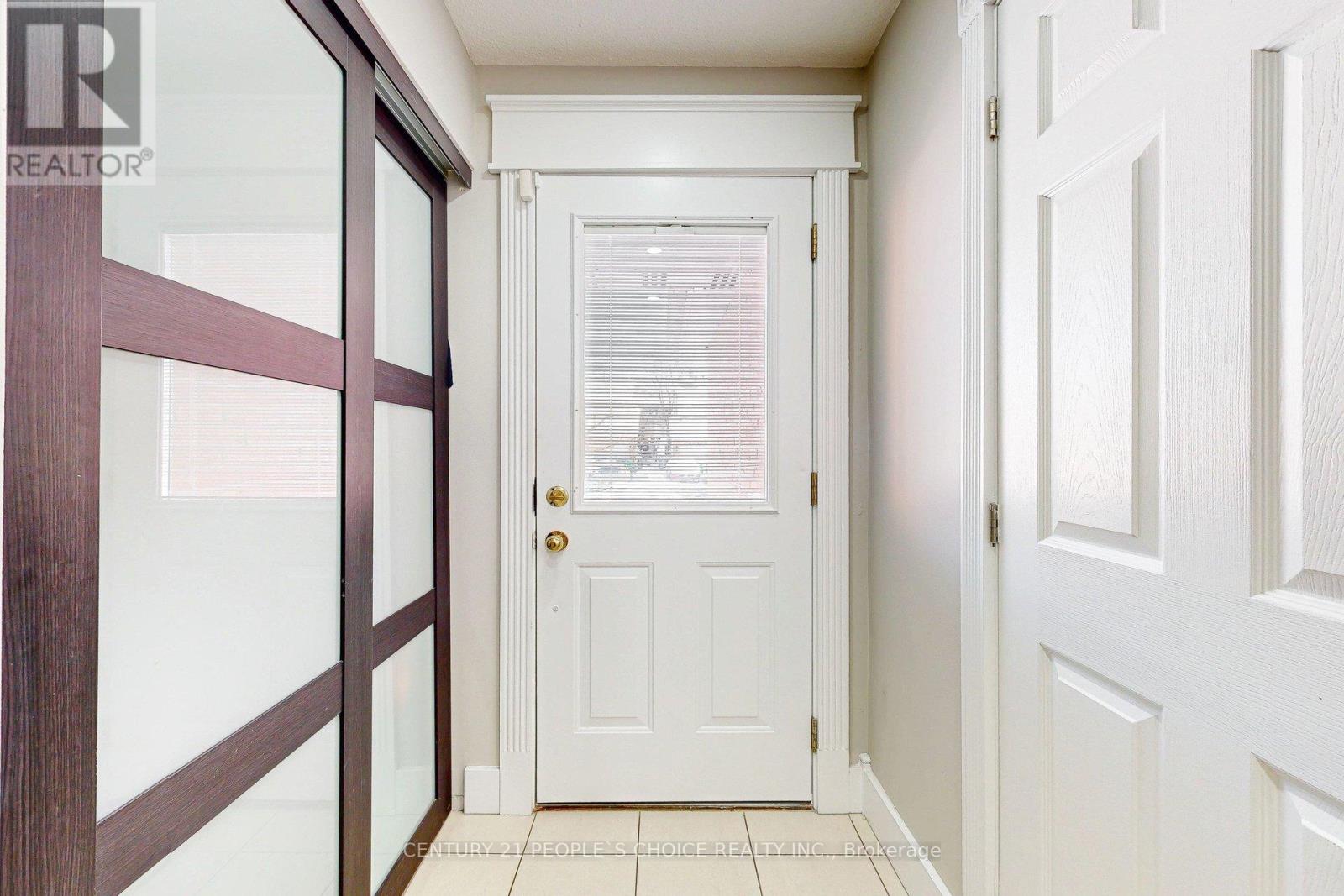 54 Royal Palm Drive, Brampton, Ontario  L6Z 1P6 - Photo 4 - W12751028