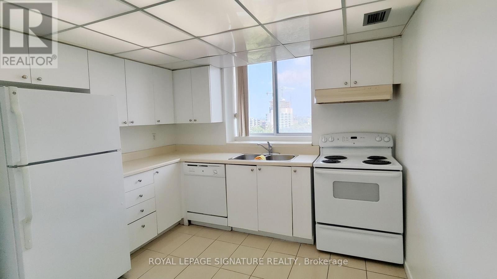 603 - 145 Hillcrest Avenue, Mississauga, Ontario  L5B 3Z1 - Photo 2 - W12751048