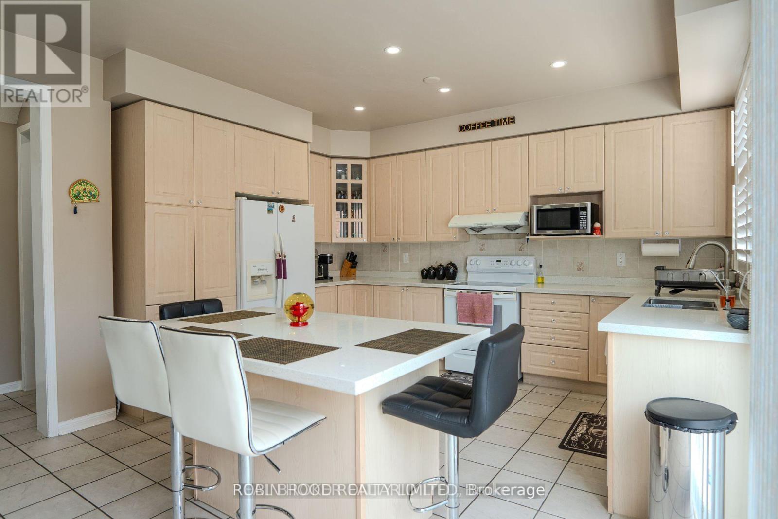 10 Balmy Way, Brampton, Ontario  L6P 1L3 - Photo 6 - W12751054