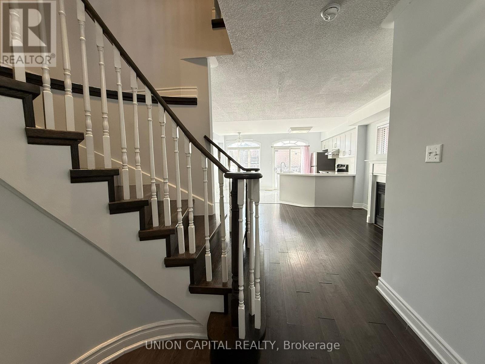 5450 Tree Crest Court, Mississauga, Ontario  L5R 3Z8 - Photo 3 - W12751056