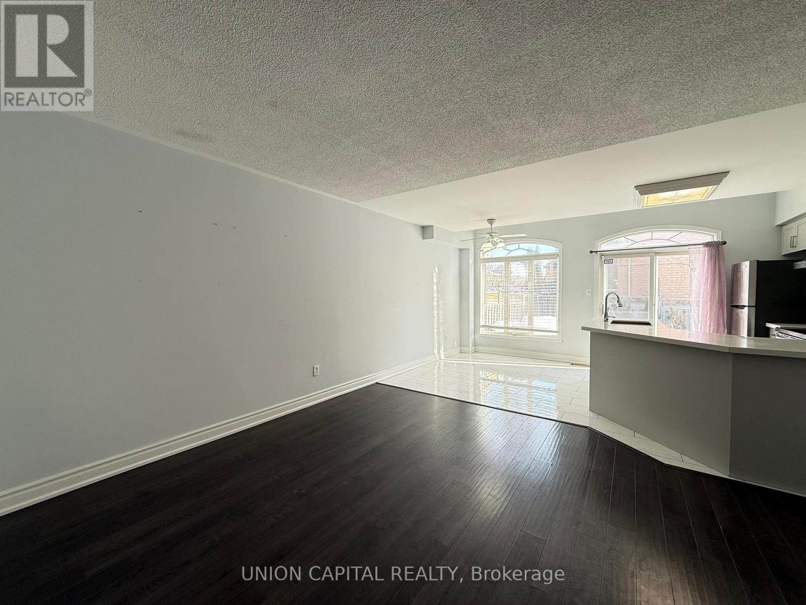 5450 Tree Crest Court, Mississauga, Ontario  L5R 3Z8 - Photo 4 - W12751056