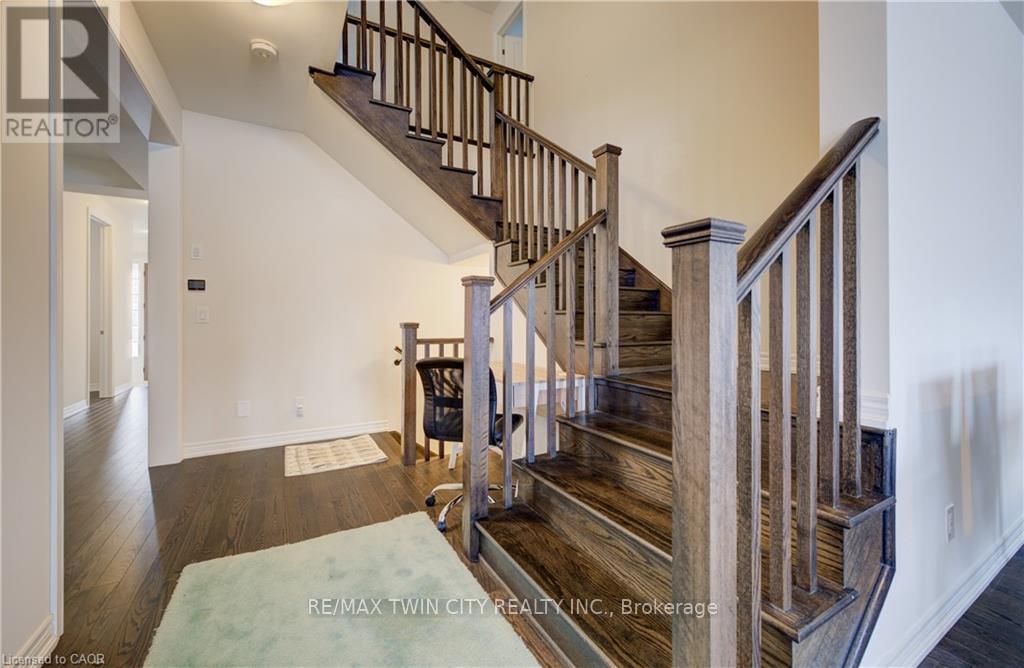 588 Beckview Crescent, Kitchener, Ontario  N2R 0R4 - Photo 11 - X12750860