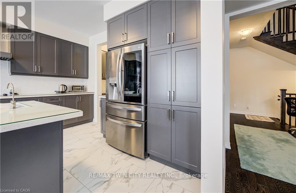 588 Beckview Crescent, Kitchener, Ontario  N2R 0R4 - Photo 18 - X12750860