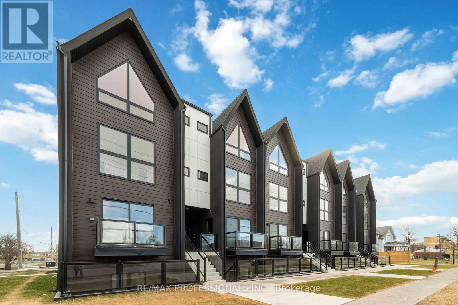 106 - 7277 Wilson Crescent, Niagara Falls, Ontario  L2G 4R8 - Photo 3 - X12750874