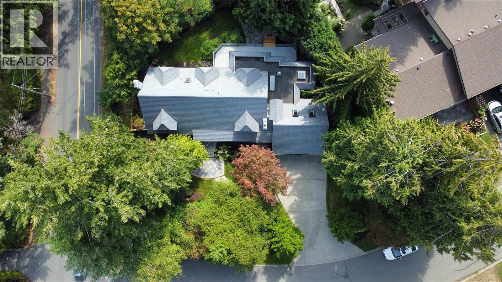 3977 Lexington Ave, Saanich, British Columbia V8N 3Z5 - Photo 2 - 1024873