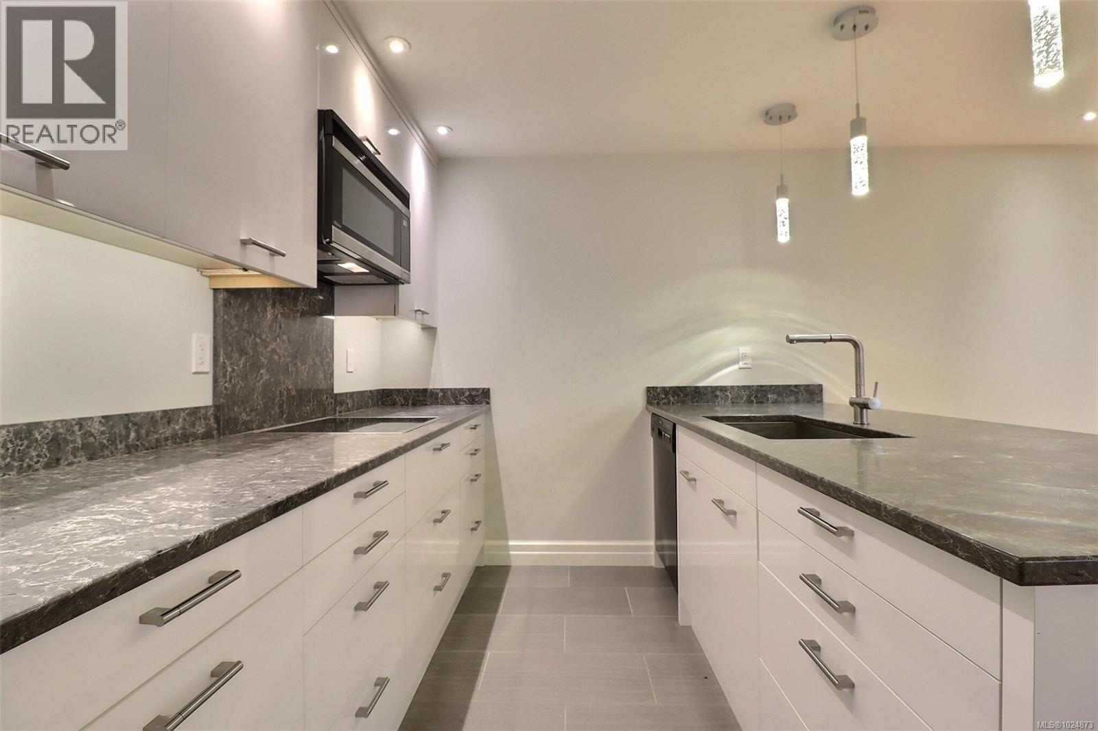 3977 Lexington Ave, Saanich, British Columbia V8N 3Z5 - Photo 15 - 1024873