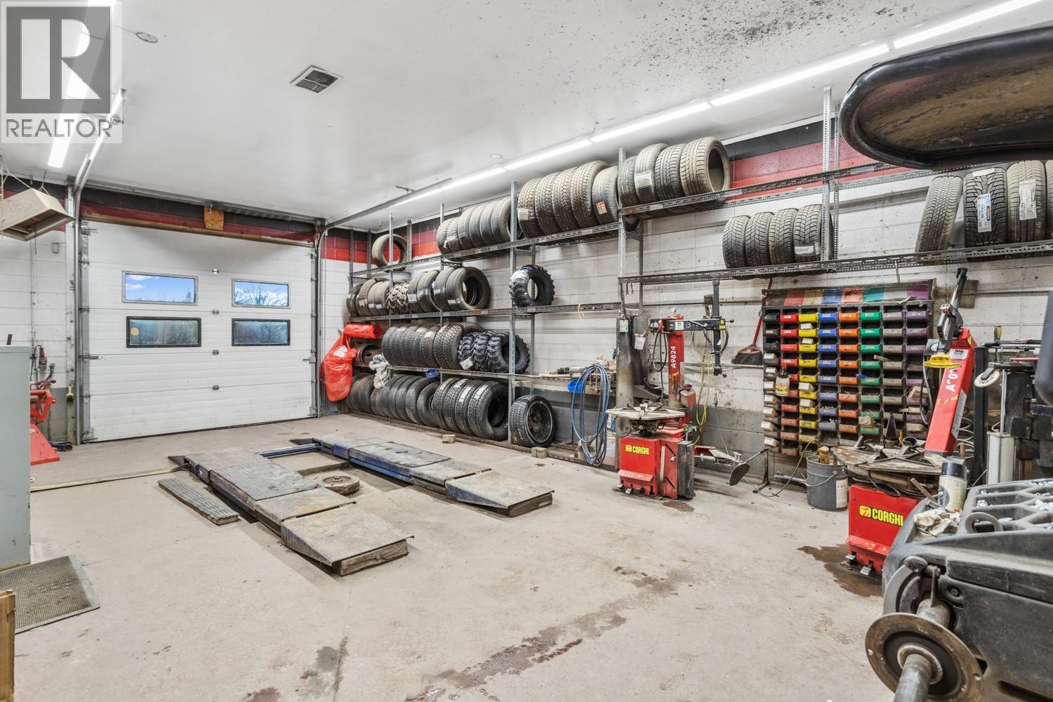 918 Pine Street, Creston, British Columbia  V0B 1G0 - Photo 4 - 10337145