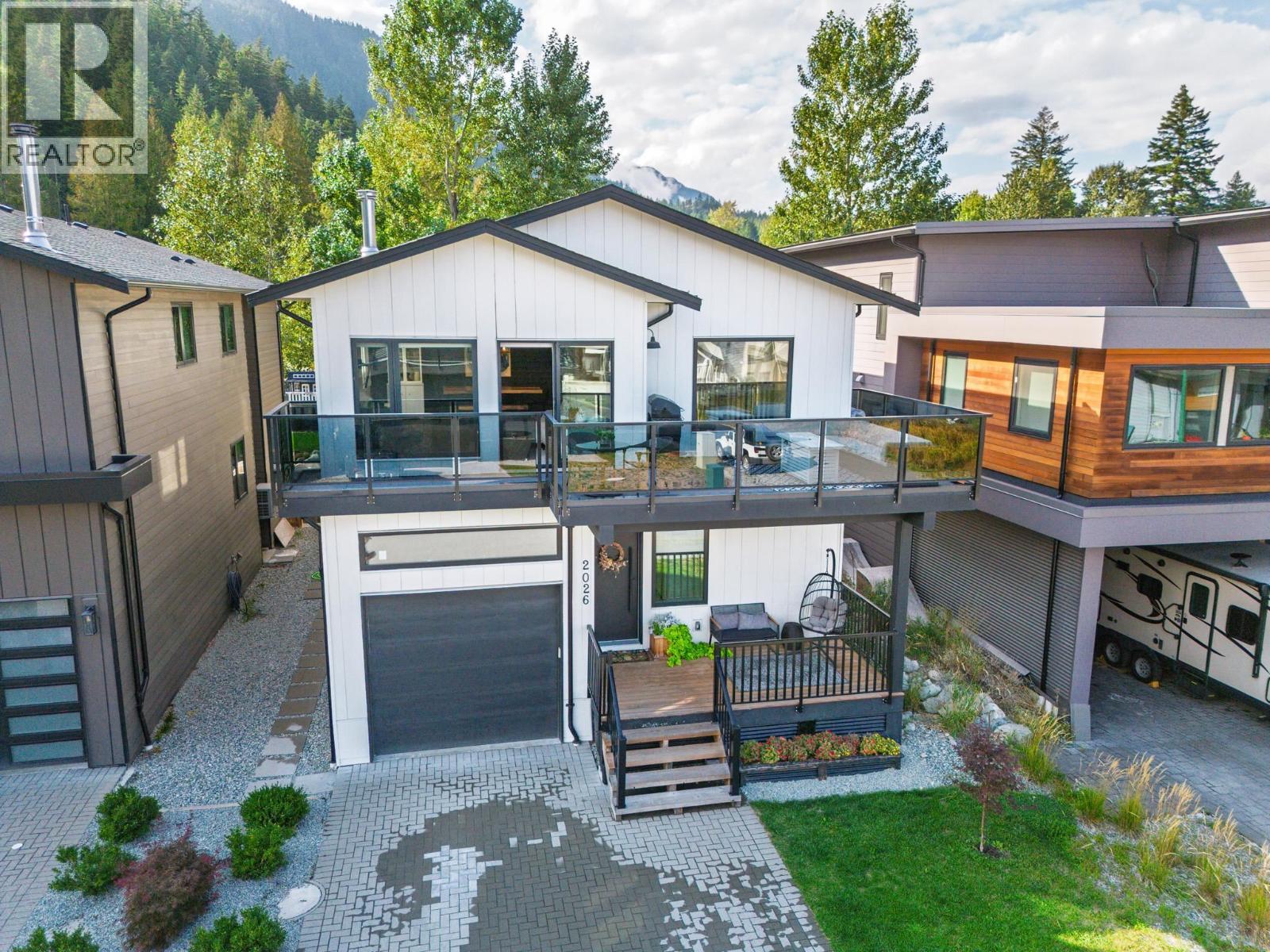 2026 Tiyata Boulevard, Pemberton, British Columbia  V0N 0A7 - Photo 2 - R3085620