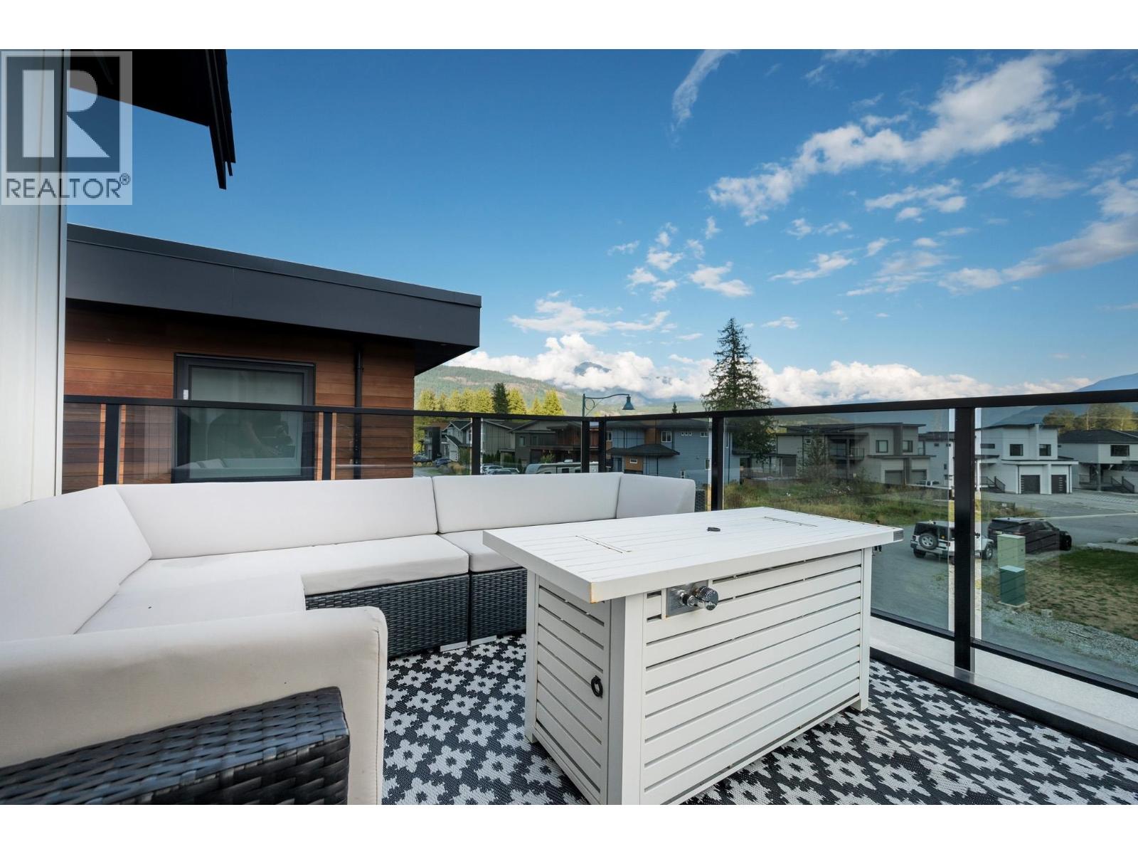 2026 Tiyata Boulevard, Pemberton, British Columbia  V0N 0A7 - Photo 4 - R3085620