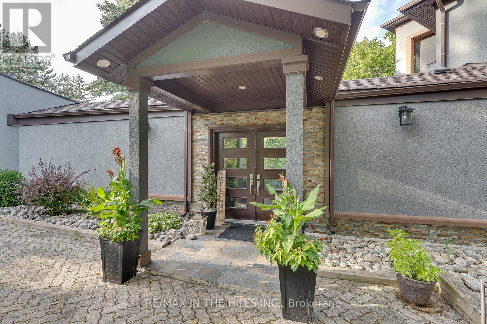 21 Bartley Drive, Caledon, Ontario  L7E 0N1 - Photo 4 - W12409056