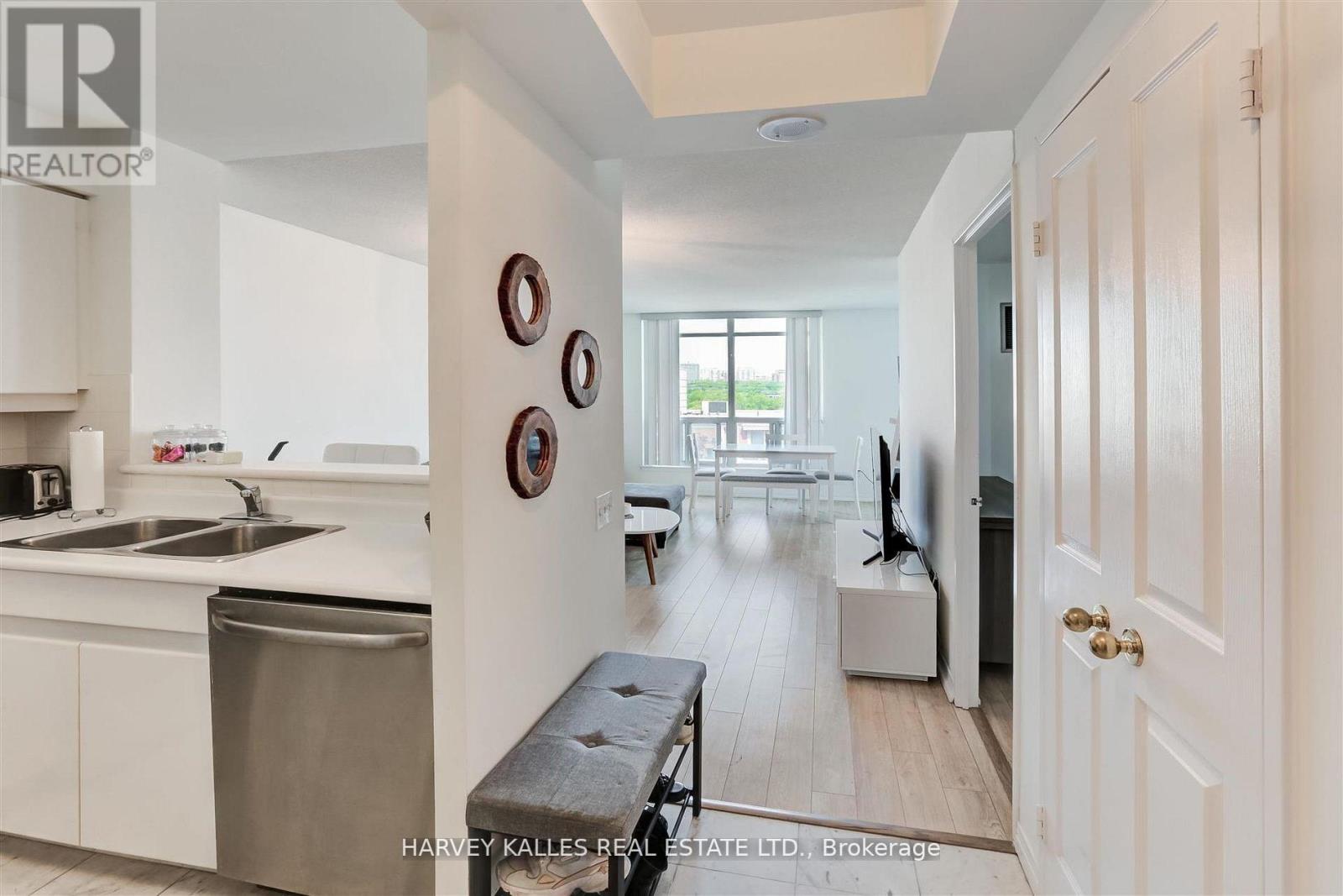 1018 - 942 Yonge Street, Toronto, Ontario  M4W 3S8 - Photo 5 - C12751068