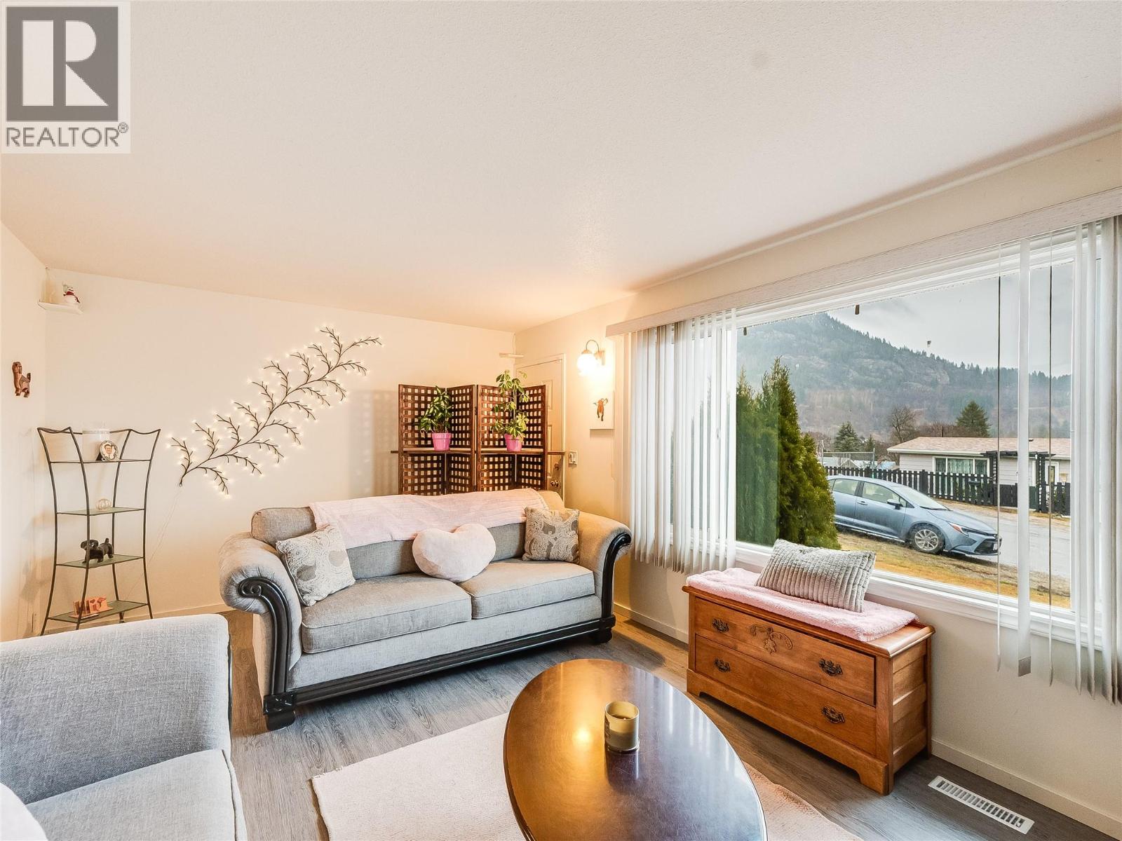 550 6th Avenue, Castlegar, British Columbia V1N 1T7 - Photo 14 - 10374065