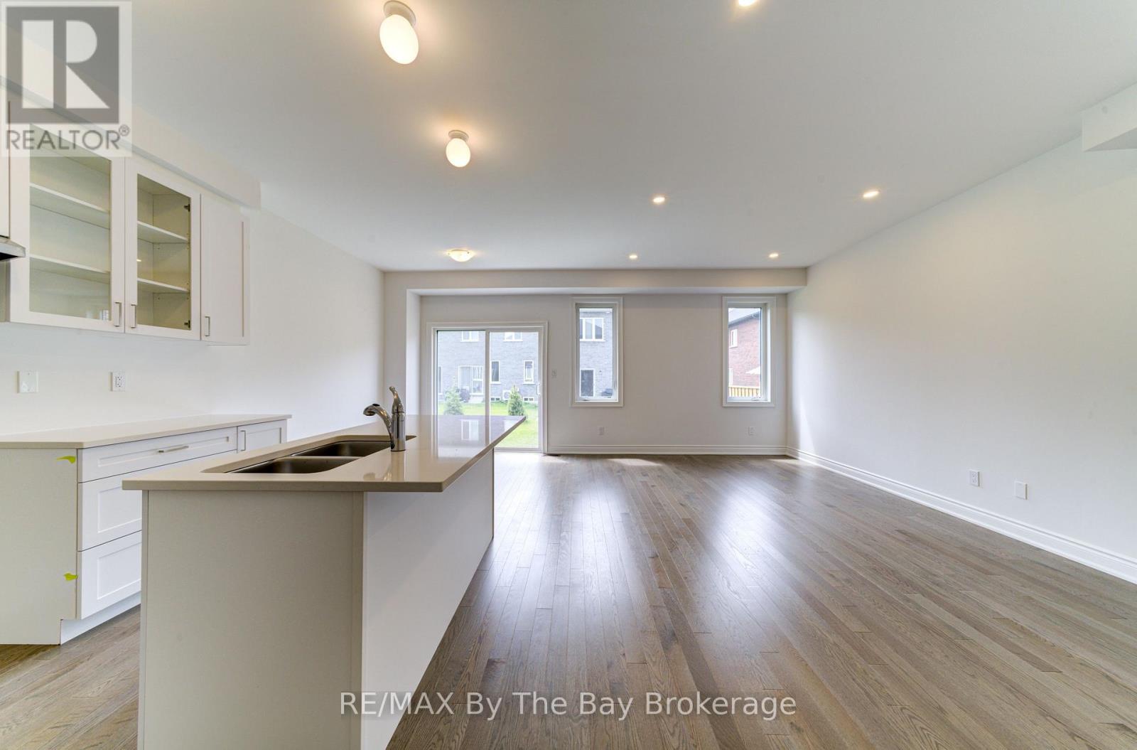 28 Autumn Drive, Wasaga Beach, Ontario  L9Z 0K7 - Photo 5 - S12751166