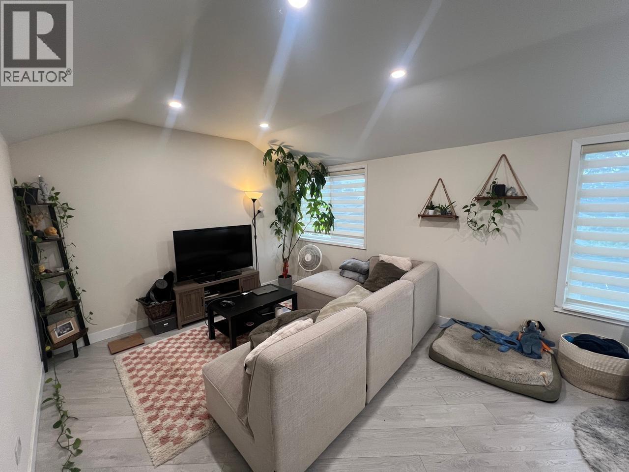 560 Springer Avenue, Burnaby, British Columbia  V5B 3K7 - Photo 1 - R3077203