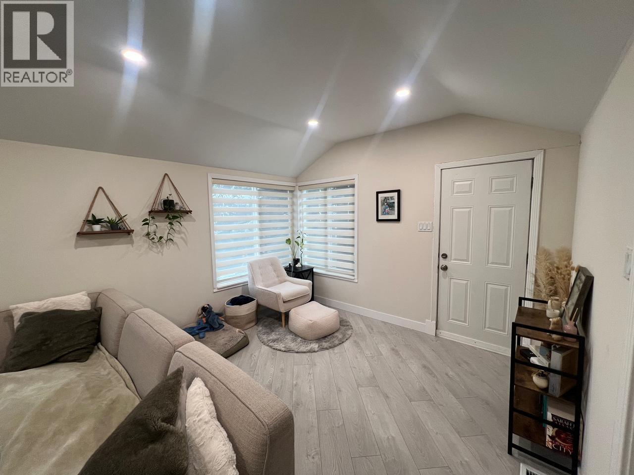 560 Springer Avenue, Burnaby, British Columbia  V5B 3K7 - Photo 2 - R3077203