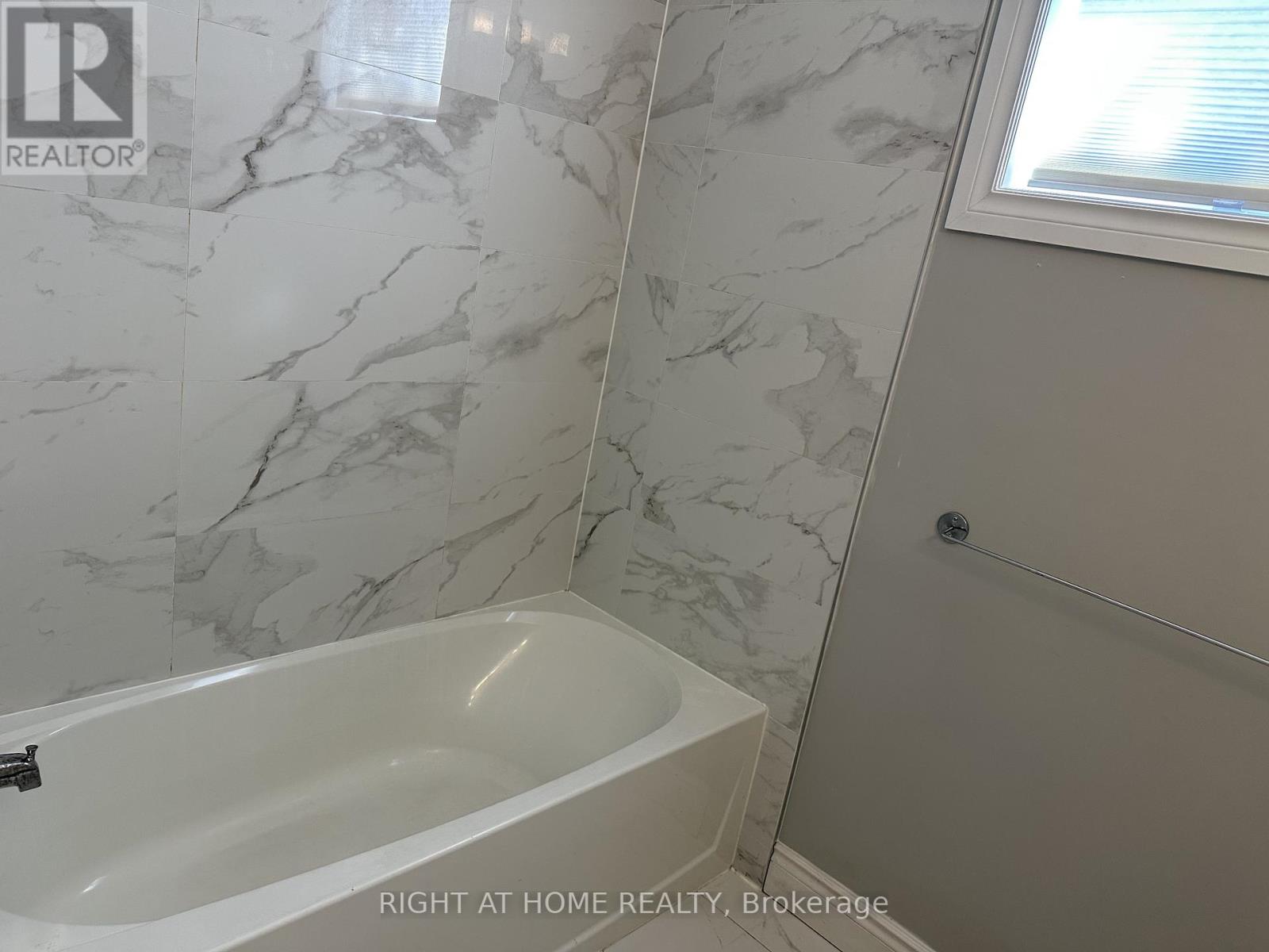 Upstair Floor - 388 Parkwood Avenue, Bradford West Gwillimbury, Ontario  L3Z 2W9 - Photo 12 - N12751134