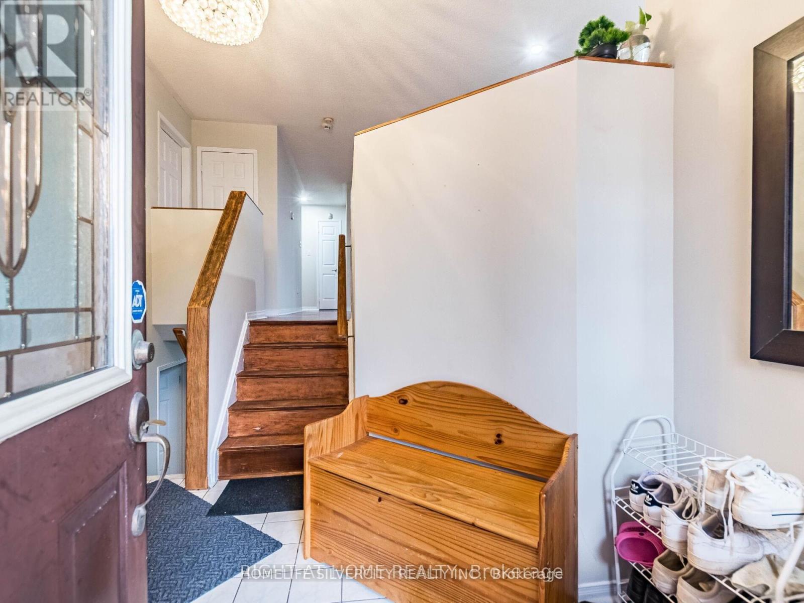 69 Red Maple Drive, Brampton, Ontario L6X 4M1 - Photo 5 - W12751202