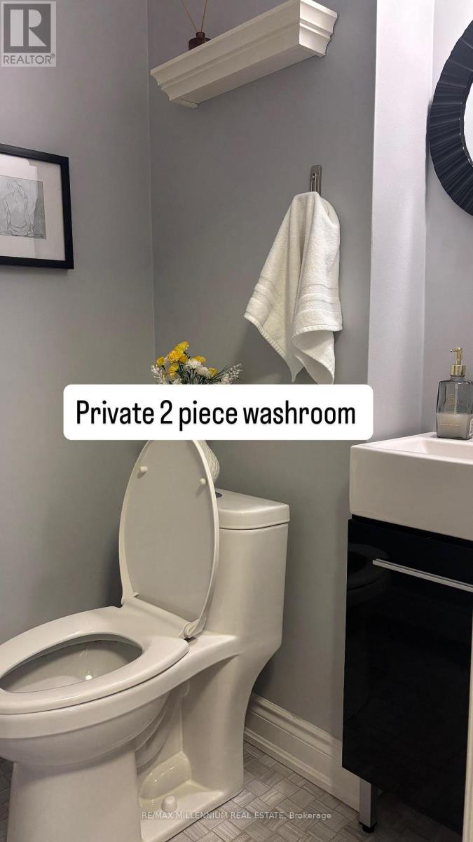 1341 Freeport Drive, Mississauga, Ontario  L5C 1S5 - Photo 3 - W12751254