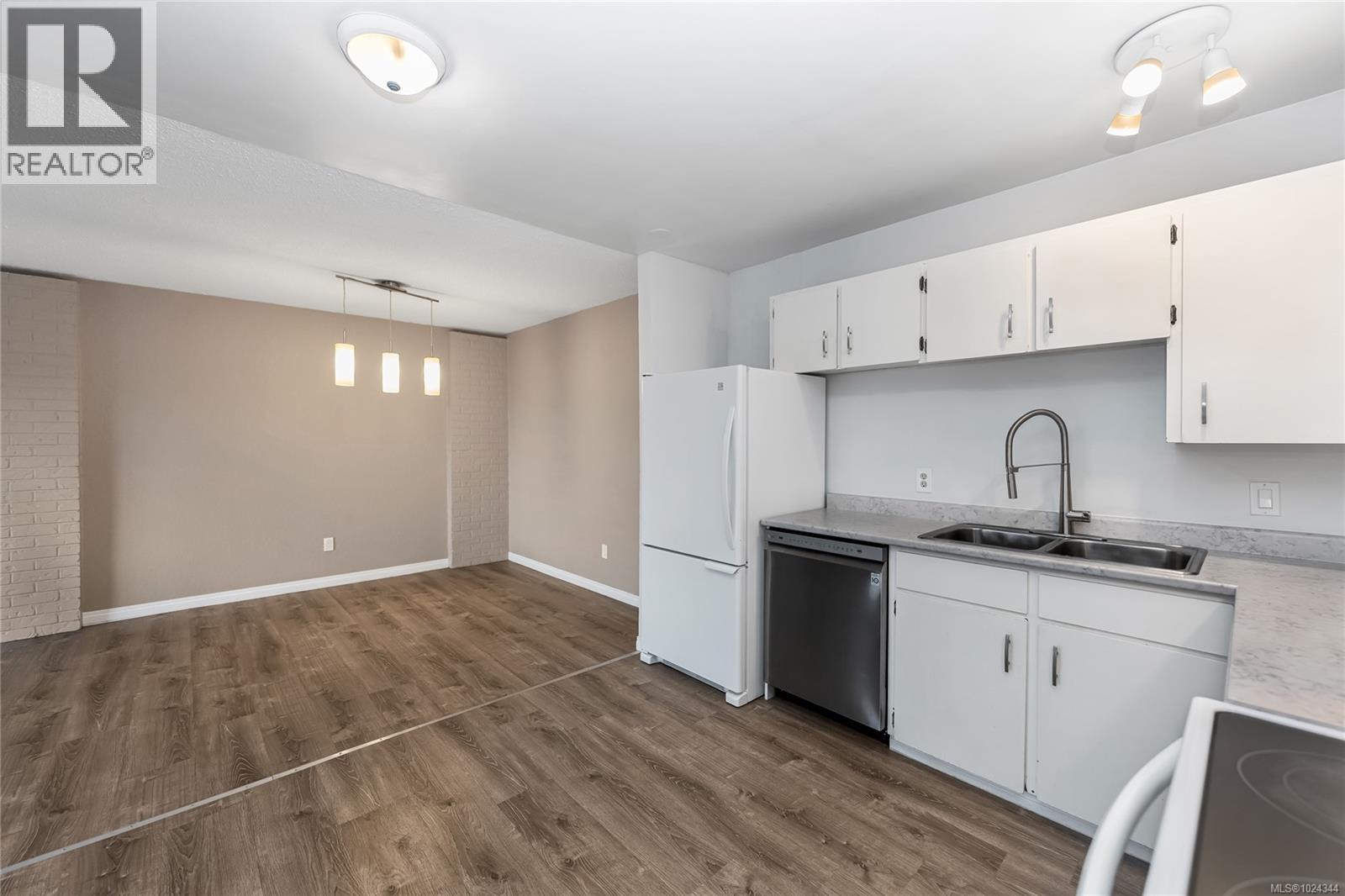 205 1490 Garnet Rd, Saanich, British Columbia  V8P 5L1 - Photo 10 - 1024344