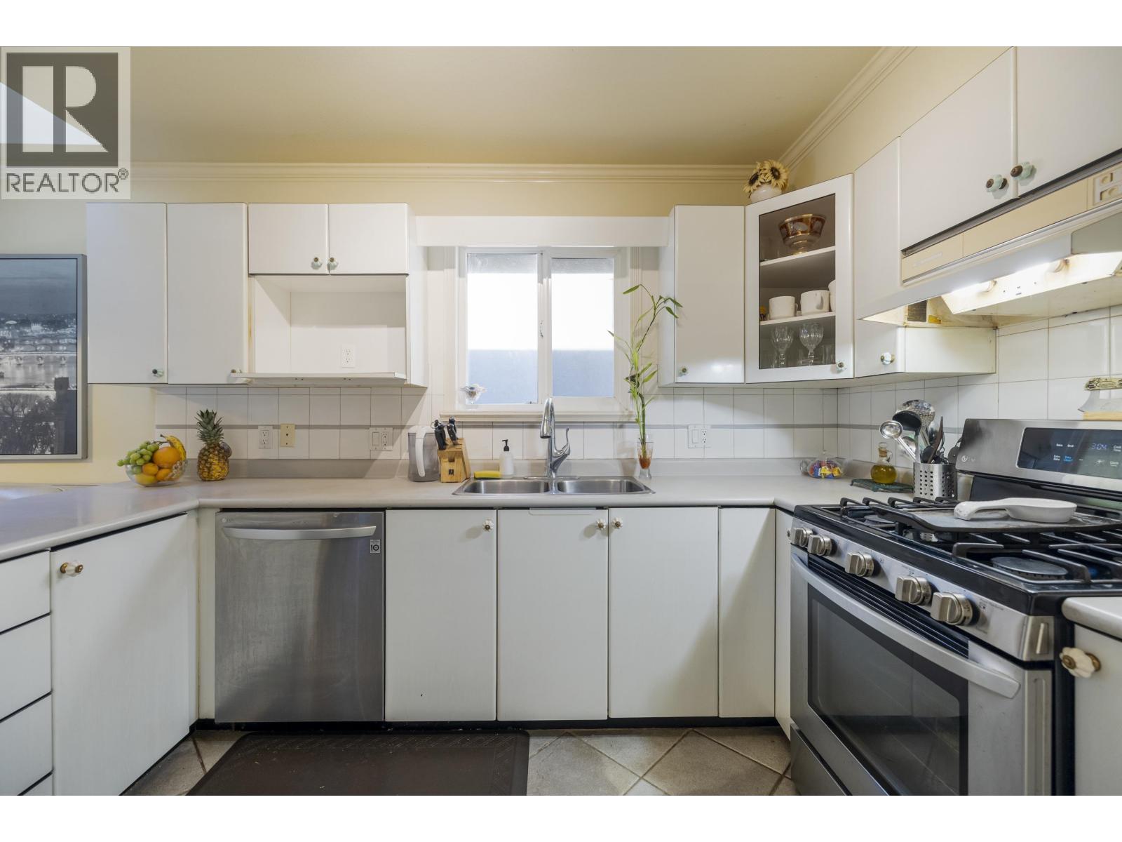 538 W 25th Street, North Vancouver, British Columbia  V7N 2G3 - Photo 3 - R3085744