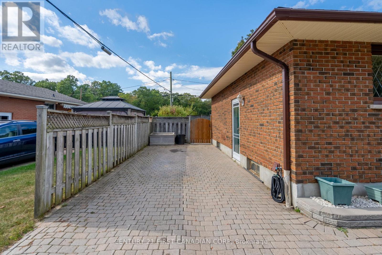 Photo 5 of 47 for 54 Algonquin Crescent