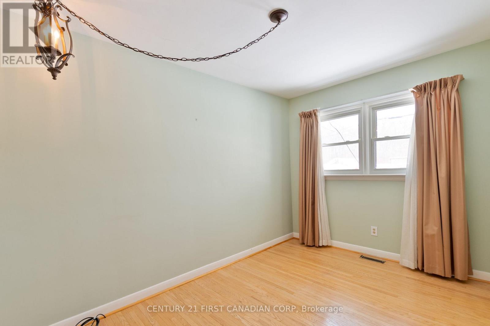 54 Algonquin Crescent, London East, Ontario  N5W 1N4 - Photo 24 - X12747380