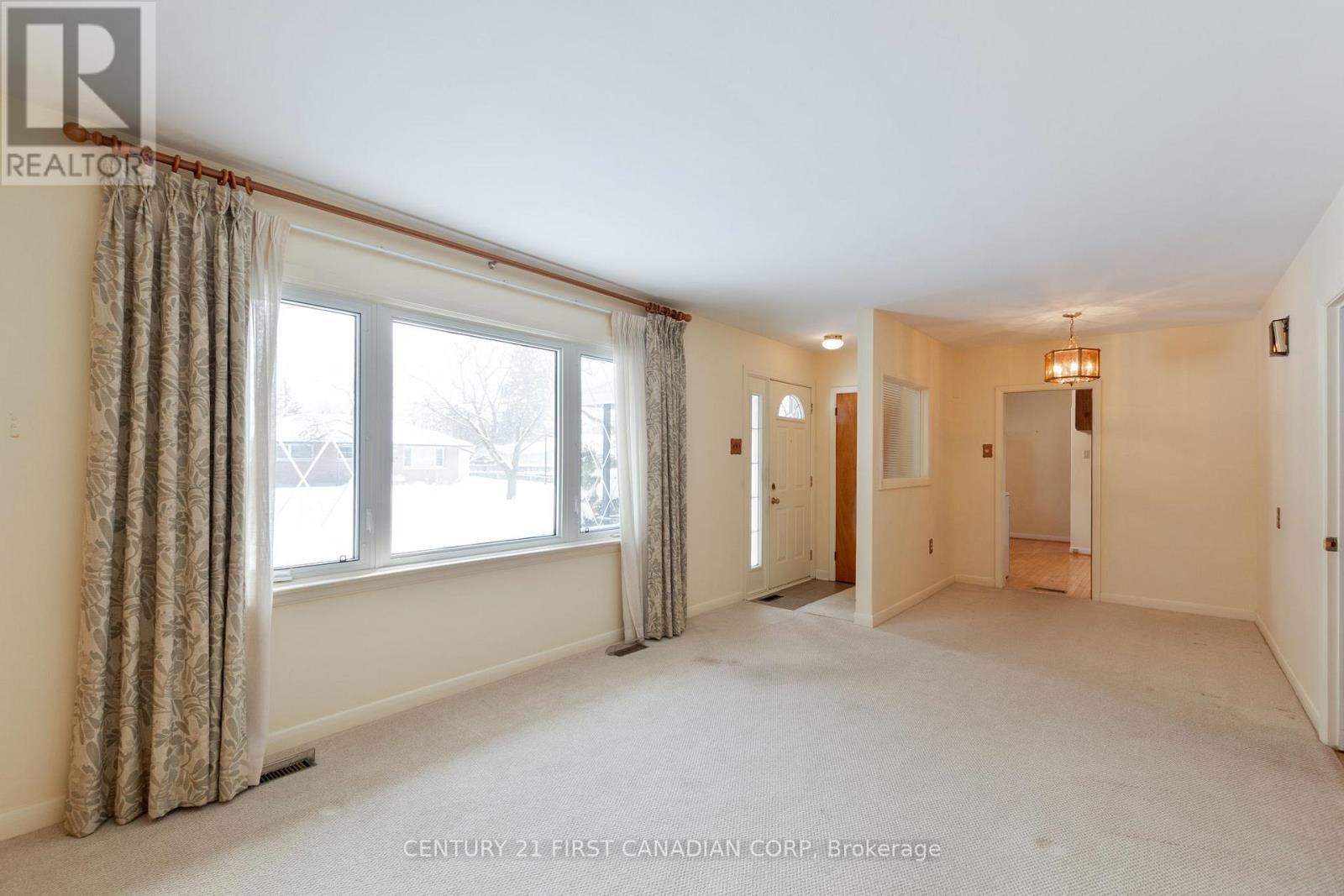 54 Algonquin Crescent, London East, Ontario  N5W 1N4 - Photo 9 - X12747380