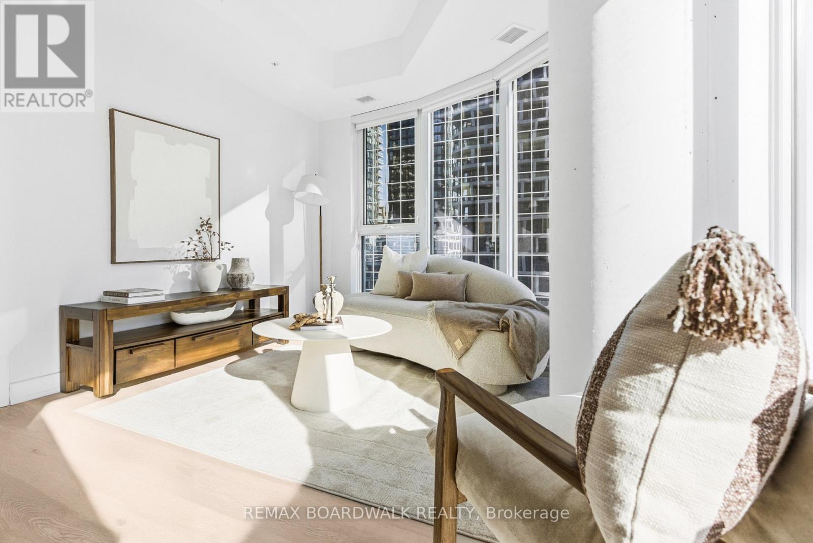 804 - 391 Slater Street, Ottawa, Ontario  K1R 0G7 - Photo 2 - X12751380