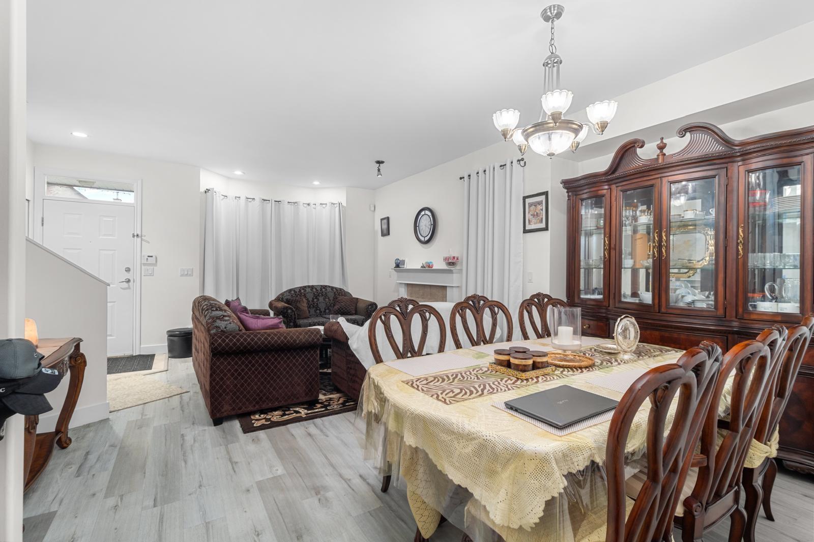 12625 Hampton Court, Surrey, British Columbia  V3W 1N2 - Photo 4 - R3085196