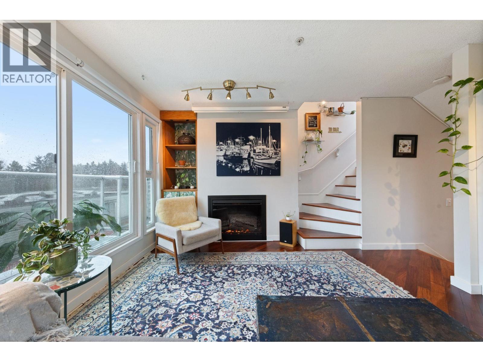 15 877 W 7TH AVENUE, Vancouver, British Columbia