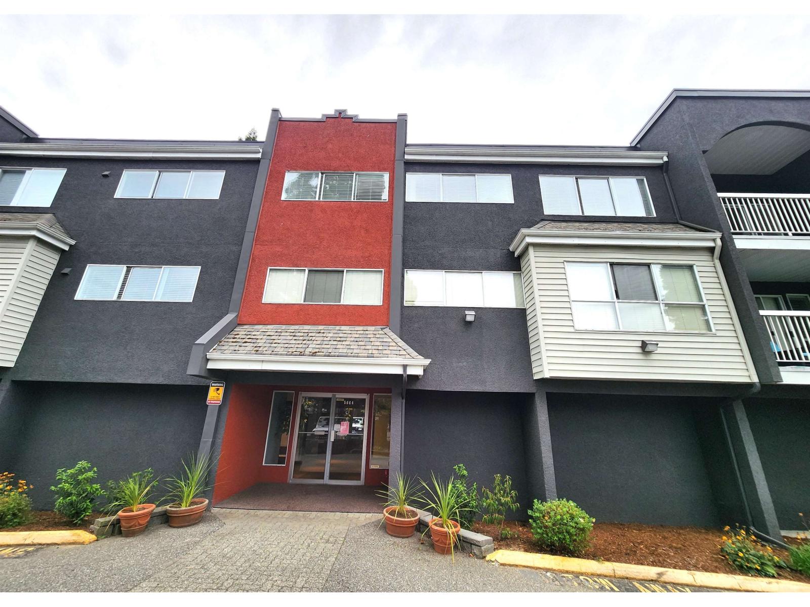 102 5664 200 STREET, Langley, British Columbia