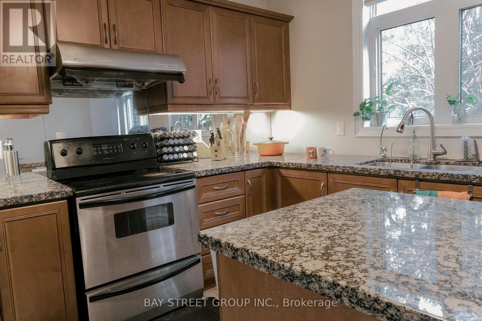 45 Routliffe Lane, Toronto, Ontario  M2N 0A5 - Photo 3 - C12751432