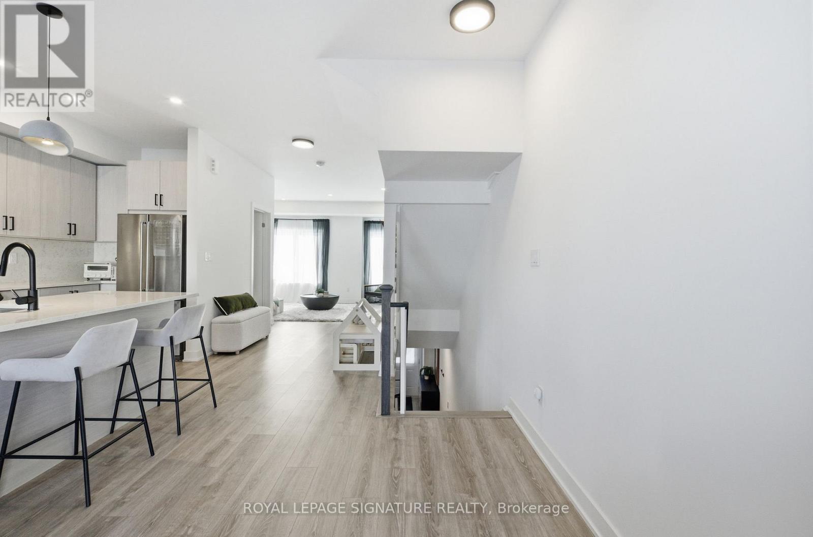 82 Covington Crescent, Whitchurch-Stouffville (Stouffville), Ontario  L4A 4W8 - Photo 3 - N12751436