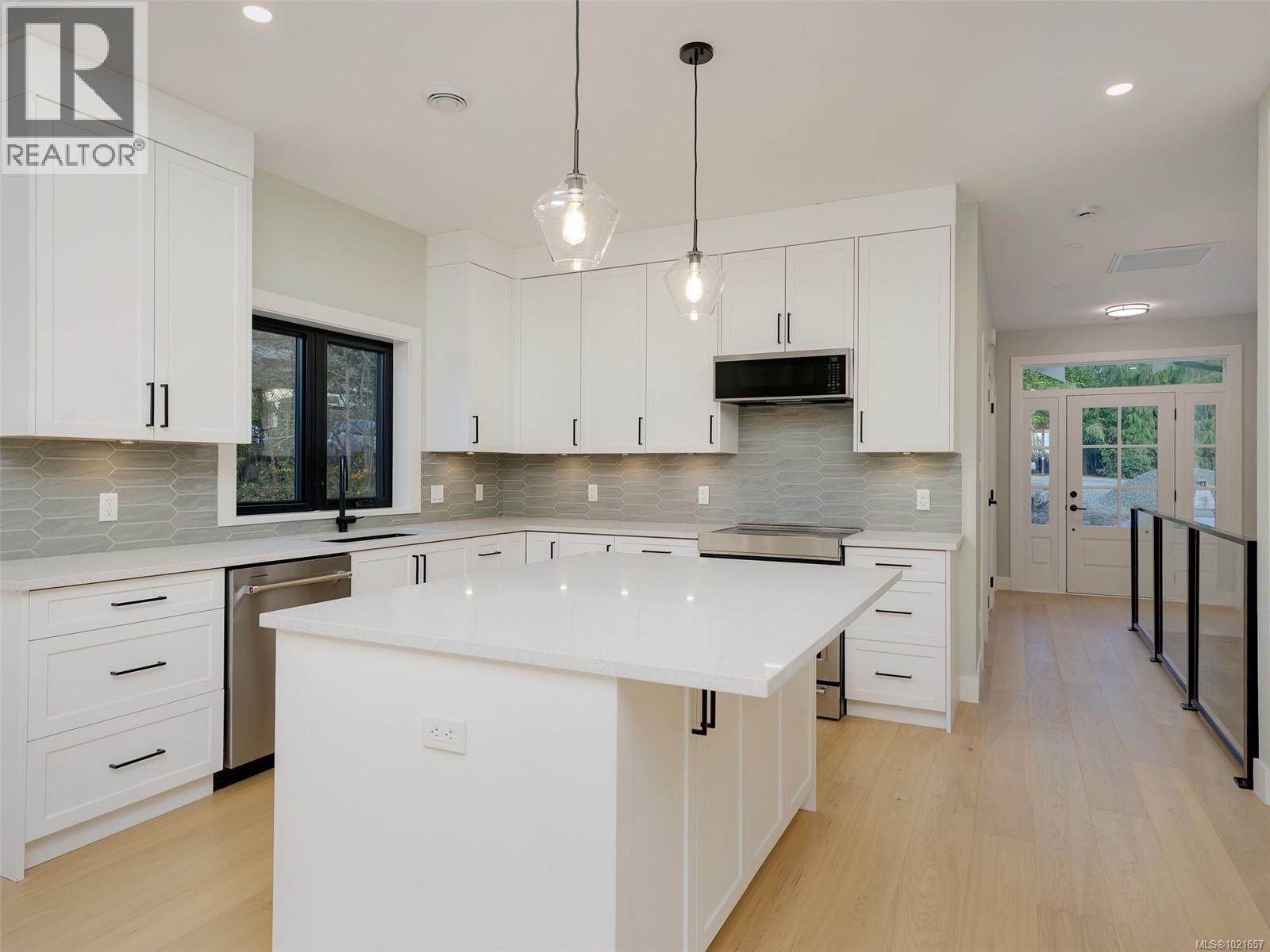 10950 Chalet Rd, North Saanich, British Columbia  V8L 5M2 - Photo 2 - 1021657