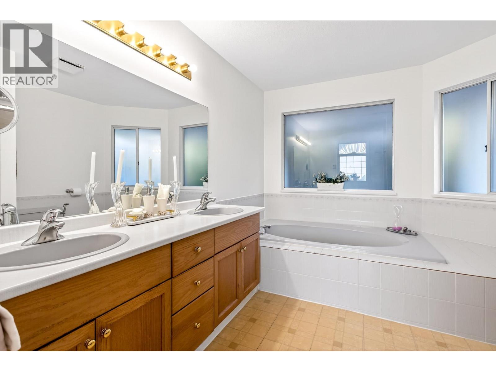 1365 Honeysuckle Lane, Coquitlam, British Columbia  V3E 2P1 - Photo 25 - R3085390