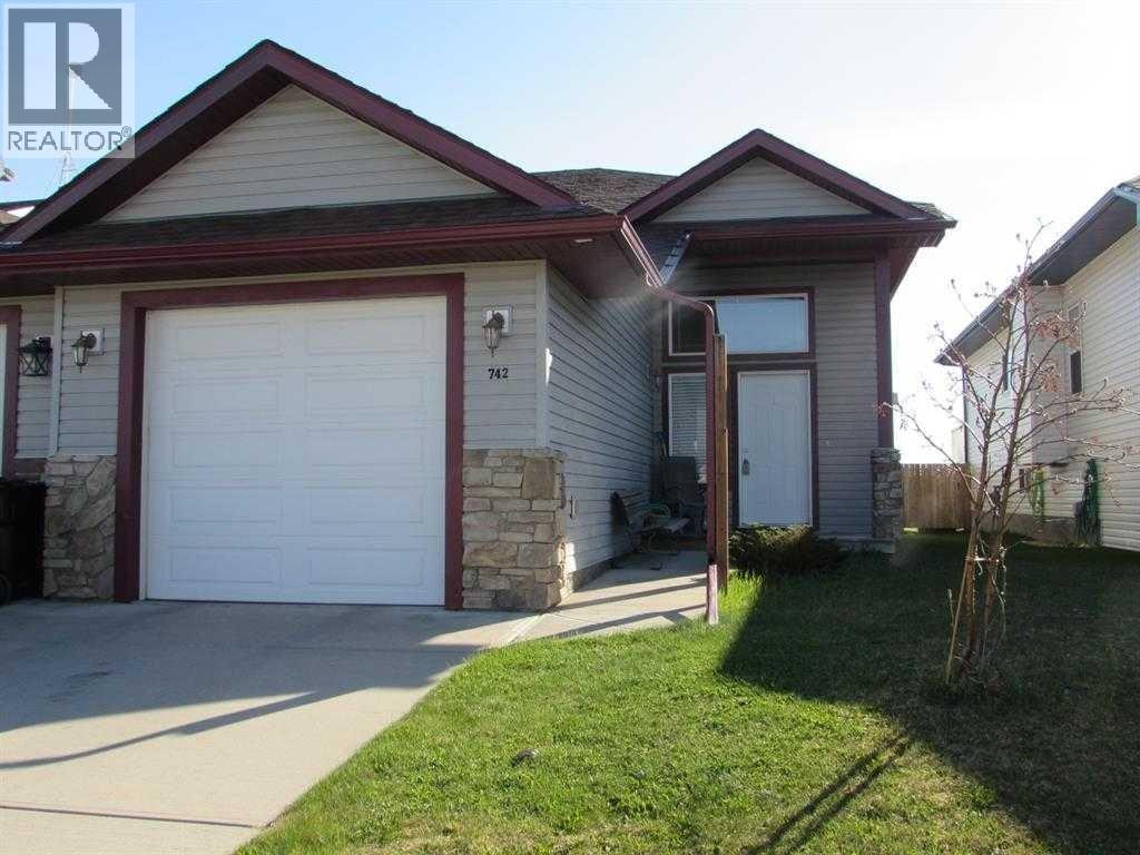 742 Carriage Lane Drive, Carstairs, Alberta