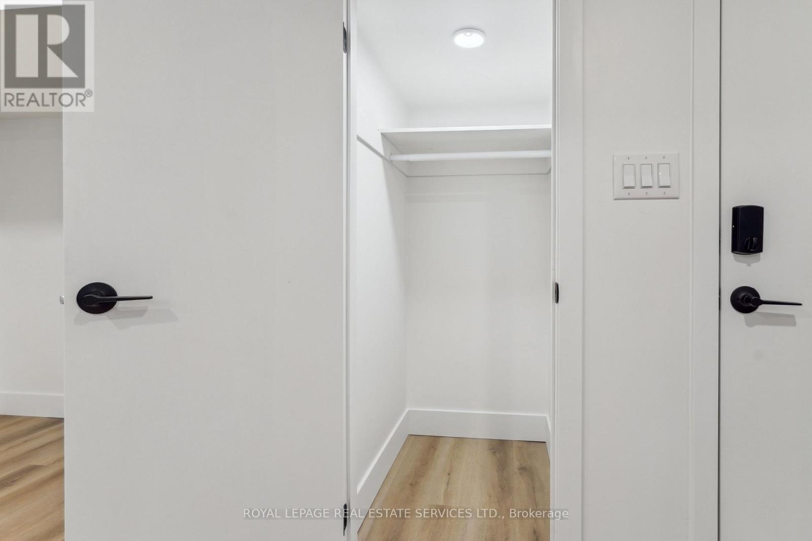 Suite B - 1 Yorkview Drive, Toronto, Ontario  M8Z 2E7 - Photo 10 - W12751454