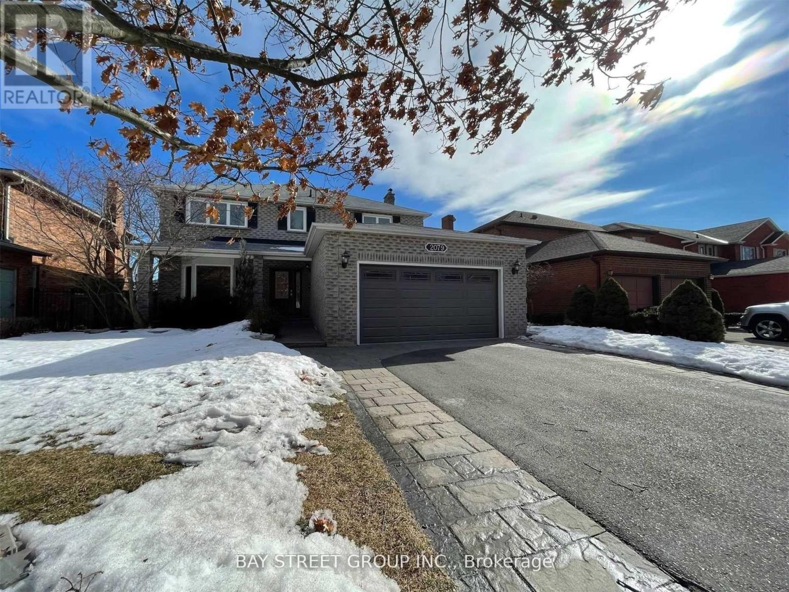 2079 Pineview Drive, Oakville, Ontario  L6H 5M5 - Photo 2 - W12751456