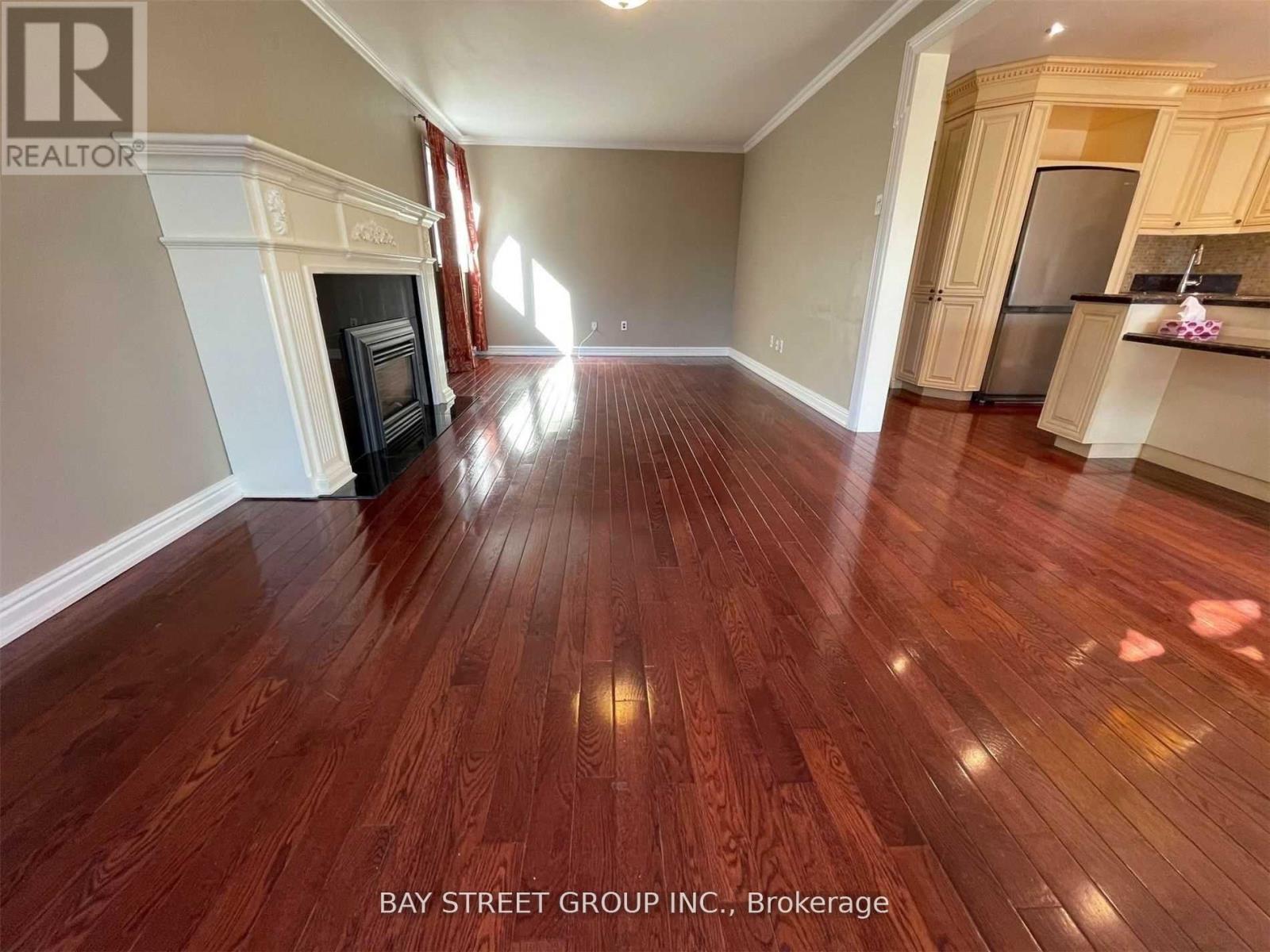 2079 Pineview Drive, Oakville, Ontario  L6H 5M5 - Photo 4 - W12751456