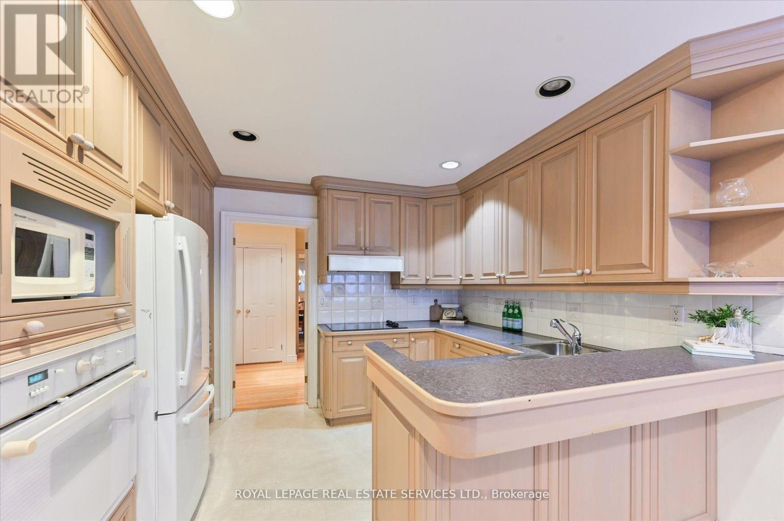 20 Widdicombe Hill, Toronto (Willowridge-Martingrove-Richview), Ontario  M9R 1B3 - Photo 11 - W12751508